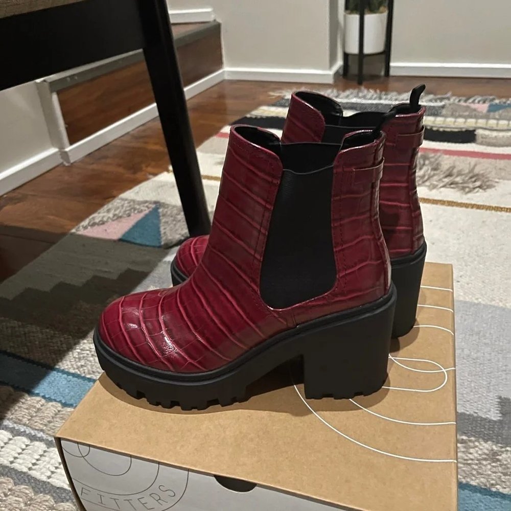 Urban Outfitters - Chole Chelsea boot - red - new in box